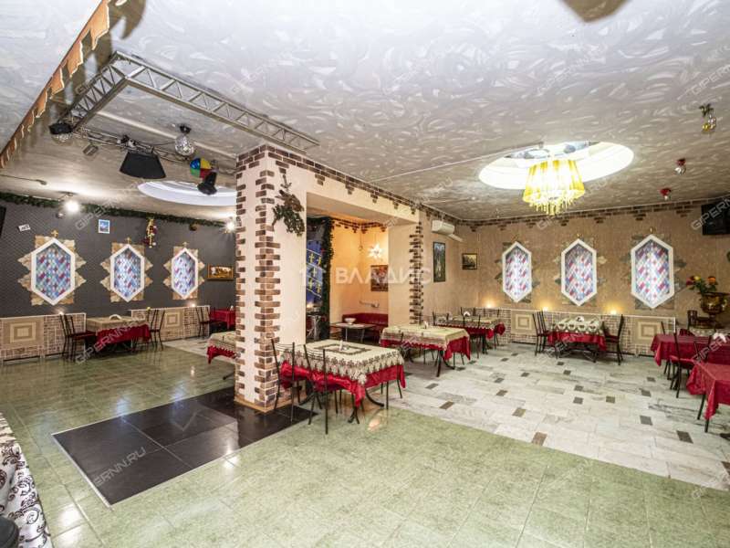 здание под офис, торговую площадь на улице Баранова