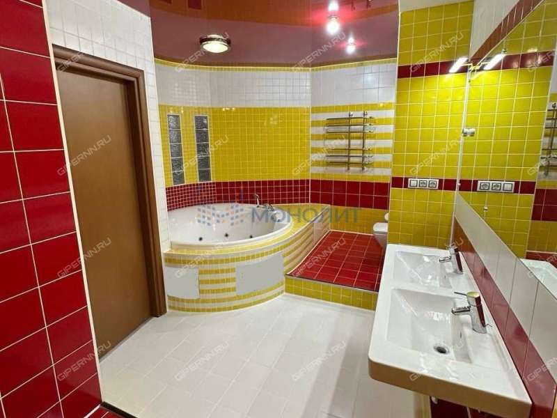 трёхкомнатная квартира на улице Коминтерна дом 127