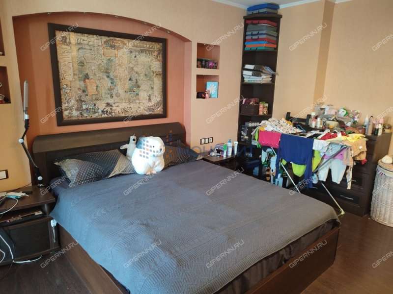 трёхкомнатная квартира на улице Александра Хохлова дом 1